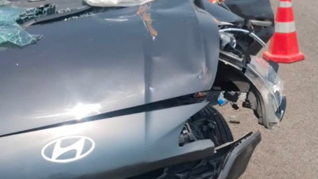 गंगा एक्सप्रेसवे पर भीषण सड़क हादसा, कार का टायर फटने के बाद ट्रक से टकराई कार।#latest_news 