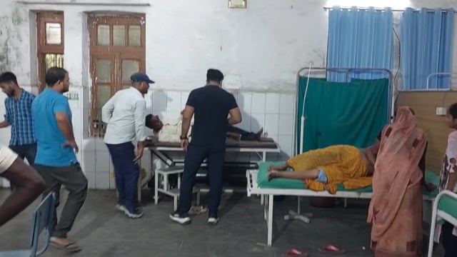 गन्ना कृषक महाविद्यालय के पास स्कूटी-बाइक की भिड़ंत, चाची-भतीजा घायल