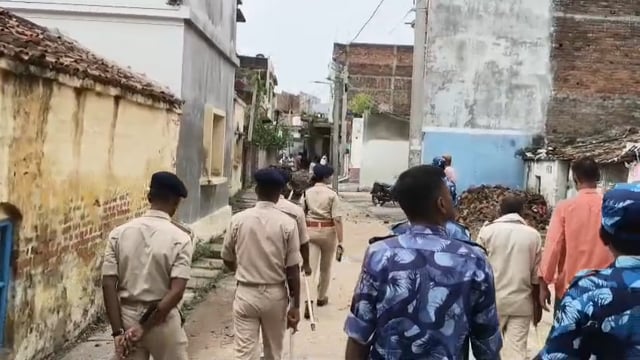 दो पक्षों में हुई हिंसक झड़प में दो पुलिस कर्मी समेत कई जख्मी, दो गंभीर बेतिया रेफर।