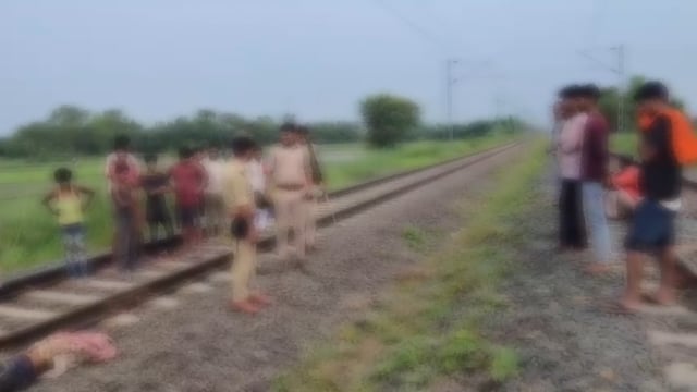 रेलवे ट्रैक पर मिला दो टुकड़ों में 20 वर्षीय युवक का शव, सनसनी का माहौल।