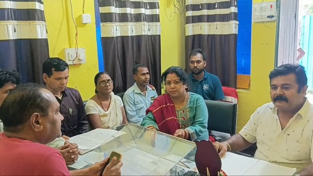 पल्स पोलियो अभियान की सफलता को लेकर स्वास्थ्य कर्मियों के साथ प्रभारी का समीक्षा बैठक