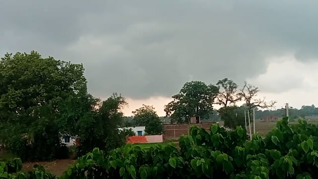 बांसडीह कस्बे सहित ग्रामीण क्षेत्रो में मौसम का बदला मिजाज,आसमान में छाए काले बादल, भीषण गर्मी से लोगो को मिली निजात