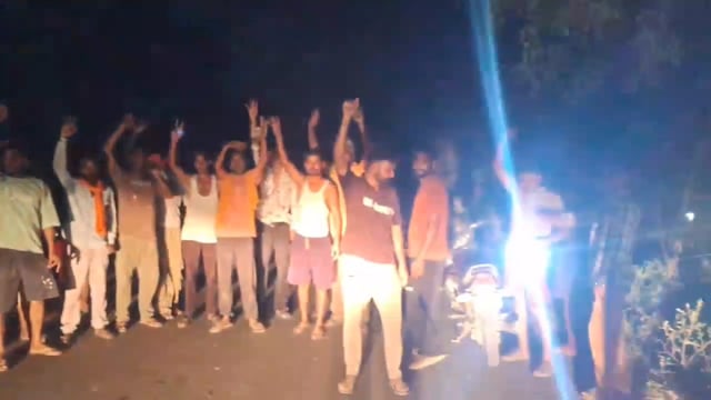 हजारा क्षेत्र बिजली संकट पर फूटा ग्रामीणों का गुस्सा, सड़क पर उतरकर किया प्रदर्शन