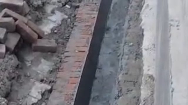 पुरानी ईंटों से हो रहा नाली-खड़ंजा निर्माण, ग्रामीणों में आक्रोश