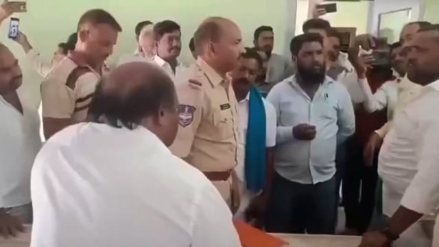 ▶️.....पुलिस की मौजूदगी में BJP नेता ने क्लास के अंदर घुसकर उर्दू टीचर आमिर को ज़ोर से थप्पड़ मारा, टीचर को बचने के लिए खुद पीछे भागना पड़ा 
पुलिस के होते हुए भी ऐसी मारपीट हो रही है तो सुरक्षा कहां है ? एक टीचर को स्कूल के क्लासरूम के अंदर घुसकर मारा जा रहा है, अब उर्दू पढ़ने से भी दिक्कत है ? 

तस्वीरें निजामाबाद के आर्मूर की है