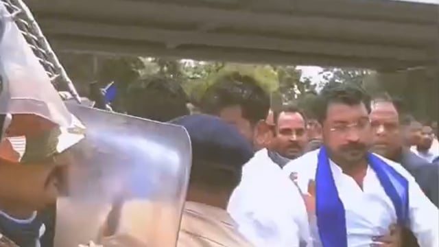 *सांसद चंद्रशेखर को रोकने के दौरान झड़प,ड्यूटी निभा रहे चंद्रशेखर के सुरक्षाकर्मियों की भी सांसद का बचाव करते करते फूल गई सांस, सांसद चंद्रशेखर व विधायक उमेश शर्मा को रोकने के लिए लगाना पड़ा अतिरिक्त पुलिसबल।*