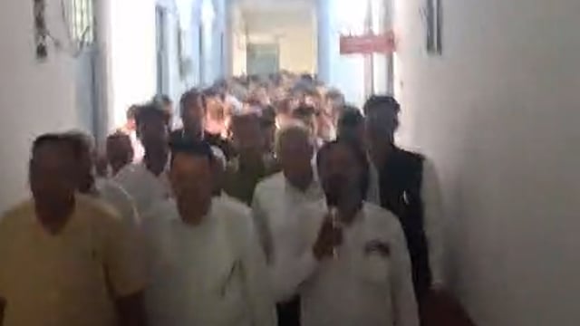 ▶️...धरना प्रदर्शन अपडेट/तहसील मिल्कीपुर* 
अयोध्या मिल्कीपुर।उप जिलाधिकारी मिल्कीपुर की कार्यशैली व भ्रष्टाचार से नाराज अधिवक्ताओं का प्रदर्शन।
