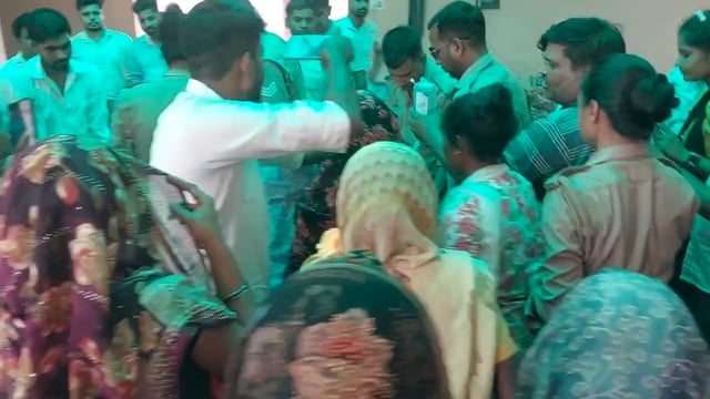 भूखहड़ताल पर बैठी महिला की बिगड़ी तबीयत, कोतवाल ने समझाकर भिजवाया अस्पताल