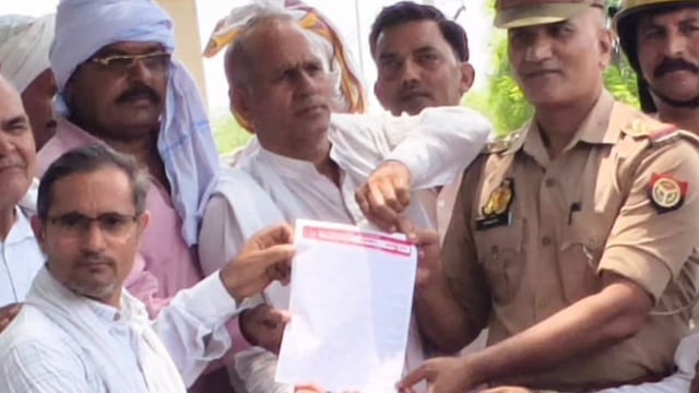 MANT-यमुना एक्सप्रेस वे पर किसानों ने, मुआवजा वितरण की मांग को लेकर, सोपा ज्ञापन,,