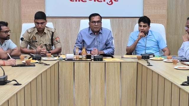 UPTET-2026: 45 मिनट पहले बंद हो जाएंगे परीक्षा केंद्रों के गेट, देर से पहुंचे तो नहीं मिलेगी एंट्री

शाहजहांपुर। यूपी शिक्षक पात्रता परीक्षा (UPTET)-2026 को लेकर जिला प्रशासन पूरी तरह अलर्ट मोड में है। सोमवार को कलेक्ट्रेट के बिस्मिल सभागार में हुई समीक्षा बैठक में जिलाधिकारी धर्मेंद्र प्रताप सिंह ने साफ शब्दों में निर्देश दिए कि परीक्षा की निष्पक्षता और सुरक्षा से किसी भी स्तर पर समझौता नहीं होगा। उन्होंने चेतावनी दी कि परीक्षा शुरू होने से 45 मिनट पहले ही सभी परीक्षा केंद्रों के गेट बंद कर दिए जाएंगे, इसलिए अभ्यर्थी समय से पहले केंद्र पर पहुंचें।