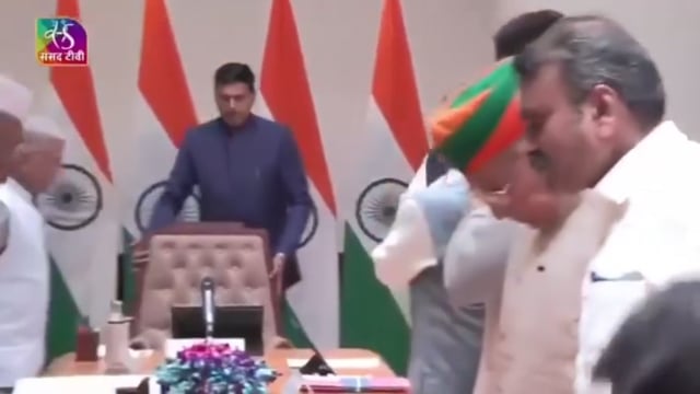 ▶️....राहुल गांधी ने कांग्रेस अध्यक्ष श्री मल्लिकार्जुन खरगे जी को फिर से राज्यसभा सांसद के रूप में शपथ