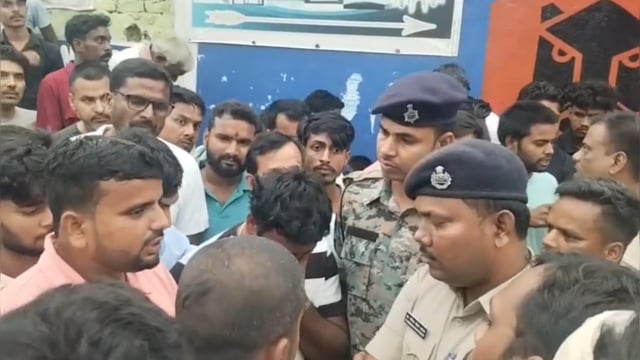 आनंद हत्याकांड: सड़क जाम कर फूटा लोगों का गुस्सा, पुलिस के छूटे पसीने
सात साल के मासूम की मौत से मातम, परिजनों की चीख— "आखिर बच्चे ने क्या बिगाड़ा था?"