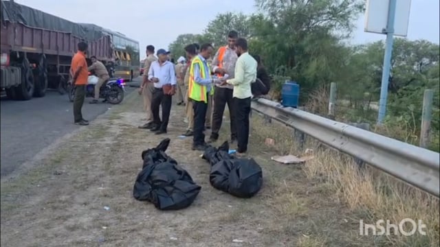 यमुना एक्सप्रेस वे पर हुआ भीषण सड़क हादसा वोल्वो बस ट्रेलर की टक्कर में चार की मौत 19 लोग हुए घायल