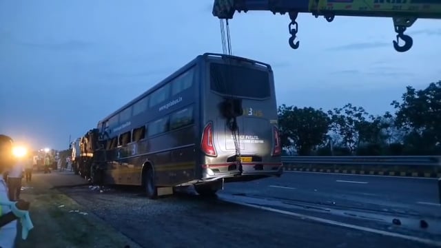 यमुना एक्सप्रेसवे पर मौत की रफ्तार: वोल्वो बस ट्रेलर से टकराई, 4 की मौत, 19 घायल
