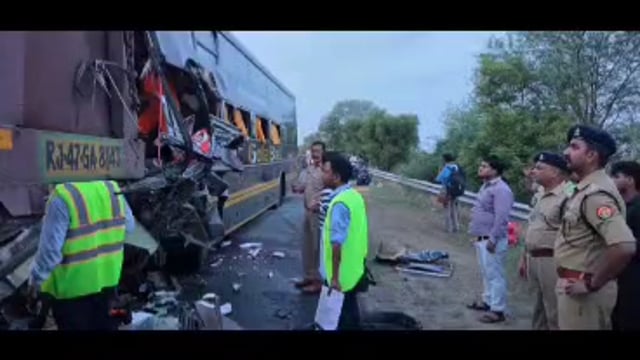 MANT-तड़के 3:30 बजे यमुना एक्सप्रेसवे पर बड़ा हादसा, बस-ट्रेलर की भिड़ंत में 4 मृत, 19 घायल,,