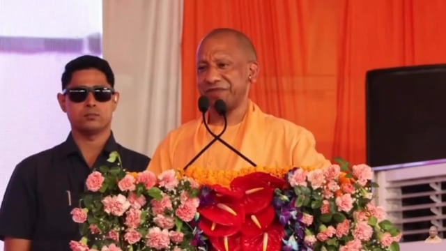सपा अध्यक्ष अखिलेश यादव के बयान पर पलटवार करते हुए मुख्यमंत्री ने कहा: धार्मिक कहलवाना चाहते हो तो कृष्ण जन्मभूमि पर खुलकर बोल दीजिए।