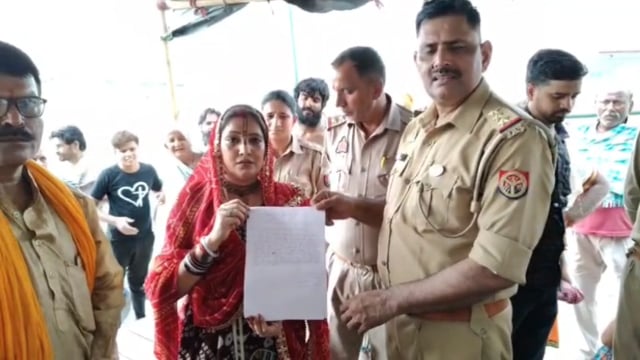 जल समाधि लेने पहुंचीं देवी इंदुलेखा, प्रशासन ने समय रहते रोका।