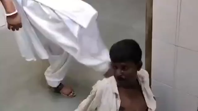 ▶️.......UP- रायबरेली के जिला अस्पताल की कर्मी ने मानसिक बीमार युवक को लातों से पीटा है
अपनी हालत से अंजान युवक को सिर, चेहरे और कंधे पर लातें मारी गयी
पास खड़ा सिक्योरिटी गार्ड इस अमानवीयता पर चुप्पी साधे खड़ा रहा