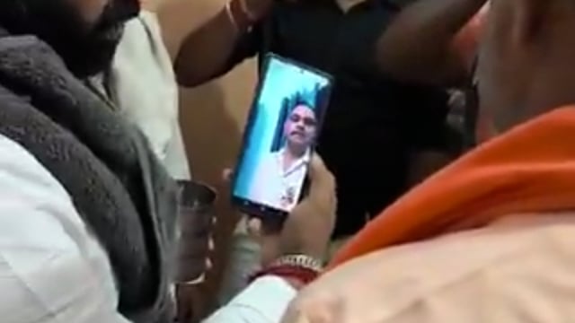 ▶️......बुलंदशहर: सिकंदराबाद BJP विधायक लक्ष्मीराज सिंह जनसुवाई कर रहे थे, विधायक से एक किसान ने एसडीएम के पेशकार जितेंद्र की 4 हज़ार रुपये रिश्वत लेने की शिकायत की। विधायक ने जितेंद्र को वीडियो कॉल लगा दी। 
विधायक ने वीडियो कॉल पर पेशकार से कहा... पूरी तहसील बेच दी है जितेंद्र, 4 हज़ार लिए हैं 8 हज़ार लौटाओ वरना इलाज कर दूंगा।