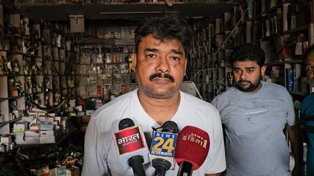 सिद्धार्थनगर के डुमरियागंज में मेडिकल एजेंसी में भीषण आग, लाखों की दवाइयां, नगदी और बाइक जलकर राख