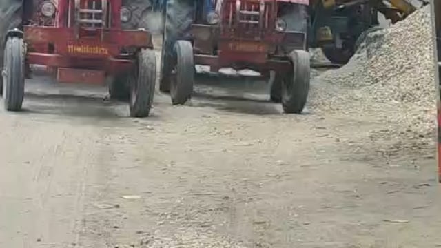 मुज़फ्फरनगर के भोपा रोड पर सड़क किनारे लगते है रेत के ढेर. सड़क पर ट्रक ट्रेक्टर खडे कर रेत की करते है अनलॉडिंग. हादसे का बना रहता है खतरा....