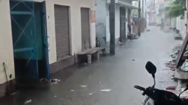 पहली बारिश से राहत, इंदिरा नगर सहित कई मुख्य सड़क पर जलभराव से बढ़ी परेशानी