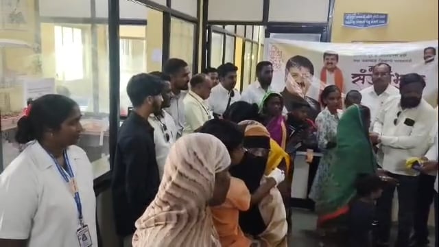 जलसंधारण मंत्री संजय राठोड यांच्या वाढदिवसानिमित्त रुग्णांना फळांचे वाटप