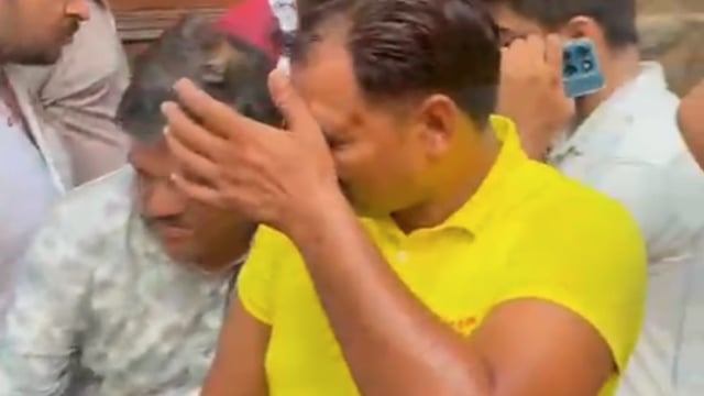 विश्व प्रसिद्ध बांके बिहारी मंदिर का खजाना सड़क पर बिखरा