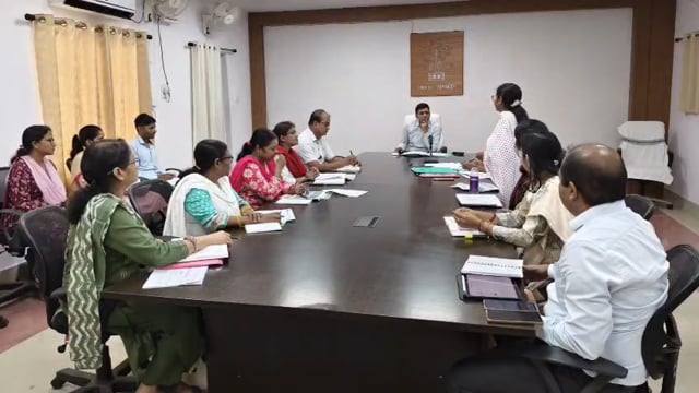 पोषण ट्रैक्टर में फिसली रैंकिंग तो गिरी गाज: डीएम ने वेतन रोका, एक सप्ताह में शत-प्रतिशत लक्ष्य का अल्टीमेटम
