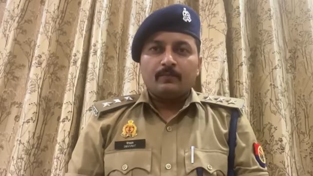 नकली ब्रांड के बेसन-दाल पर संयुक्त छापेमारी, लाखों का माल सीज

शाहजहाँपुर के कोतवाली क्षेत्र में प्रशासन, खाद्य सुरक्षा विभाग और पुलिस की संयुक्त टीम ने दिल्ली की एक प्रतिष्ठित कंपनी के ब्रांड नाम से नकली बेसन और दाल की पैकिंग करने वाली इकाई पर छापेमारी की। कार्रवाई के दौरान बड़ी मात्रा में डुप्लीकेट पैकिंग सामग्री और तैयार माल सीज किया गया। मामले में पुलिस ने वैधानिक कार्रवाई शुरू कर दी है। इस संबंध में क्षेत्राधिकारी नगर ने कार्रवाई की जानकारी देते हुए बताया कि नकली खाद्य उत्पादों के कारोबार पर सख्त कार्रवाई जारी रहेगी।