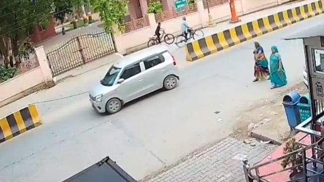 बरसाना में तेज रफ्तार कार ने दो महिलाओं को पीछे से मारी जोरदार टक्कर, CCTV कैमरे में कैद हुई दिल दहला देने वाली घटना 

#SspMathura #MYogiAdityanath