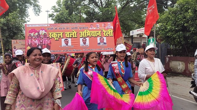 डीएम ने हरी झंडी दिखाकर स्कूल चलो अभियान रैली को किया रवाना

शाहजहांपुर कलेक्ट्रेट से बुधवार को स्कूल चलो अभियान के तहत जागरूकता रैली निकाली गई। रैली को जिलाधिकारी धर्मेंद्र प्रताप सिंह ने हरी झंडी दिखाकर रवाना किया। ढोल-नगाड़ों के साथ निकली रैली में बड़ी संख्या में छात्र-छात्राओं ने उत्साहपूर्वक भाग लिया। रैली का उद्देश्य अधिक से अधिक बच्चों का विद्यालयों में नामांकन कर शिक्षा के प्रति जागरूकता बढ़ाना रहा।