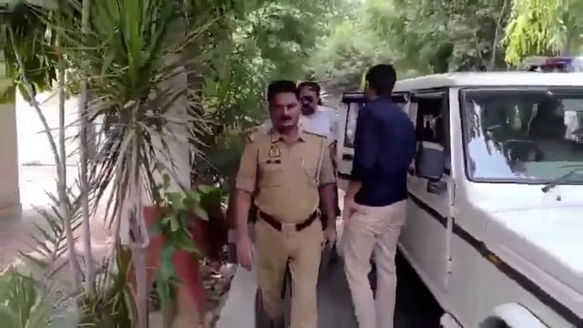 ▶️......ये यूपी में मेरठ के गंगानगर थाने के सब इंस्पेक्टर प्रकाशचंद्र हैं। इनका रिश्वत लेने का कोडवर्ड एक किलो अनार मतलब एक हजार रुपए था। इन्होंने फर्जी मुकदमे से नाम हटाने के लिए 50 किलो अनार मांगे थे और फिर पीड़ित से पहली किश्त 20 किलो अनार की ले रहे थे लेकिन एंटी करप्शन टीम ने इन्हें रंगे हाथों पकड़ लिया और एसएसपी ने सस्पेंड कर दिया।