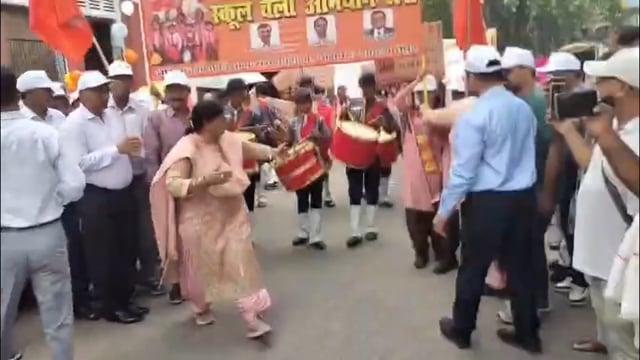 डीएम ने हरी झंडी दिखाकर 'स्कूल चलो अभियान' जागरूकता रैली को किया रवाना
शाहजहांपुर। जिले में शिक्षा के प्रति जनजागरूकता बढ़ाने और अधिक से अधिक बच्चों का विद्यालयों में नामांकन सुनिश्चित करने के उद्देश्य से बुधवार को कलेक्ट्रेट परिसर से 'स्कूल चलो अभियान' के तहत जागरूकता रैली का आयोजन किया गया।
रैली को जिलाधिकारी धर्मेंद्र प्रताप सिंह ने हरी झंडी दिखाकर रवाना किया। ढोल-नगाड़ों की गूंज और जोशीले नारों के बीच निकली रैली में बड़ी संख्या में छात्र-छात्राओं ने उत्साहपूर्वक भाग लिया। विद्यार्थियों ने लोगों को शिक्षा के महत्व से अवगत कराया और प्रत्येक बच्चे को विद्यालय भेजने का संदेश दिया।