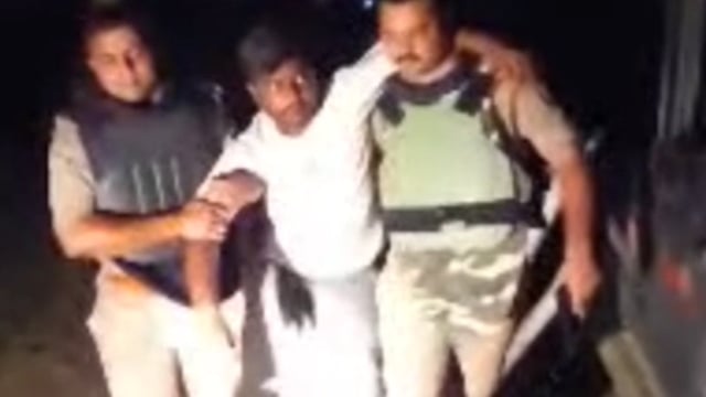 MANT- मांट में पुलिस- बदमाश मुठभेड़, लूट के दो आरोपी गिरफ्तार: एक के पैर में लगी गोली,लूटी गई अर्टिगा कार,बरामद,,