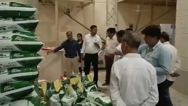 शाहजहांपुर में नकली 'राजधानी बेसन' फैक्ट्री का भंडाफोड़, ₹32.87 लाख का माल सीज
शाहजहांपुर में खाद्य सुरक्षा एवं औषधि प्रशासन (एफएसडीए), पुलिस, जिला प्रशासन और मंडी प्रशासन की संयुक्त टीम ने बड़ी कार्रवाई करते हुए प्रतिष्ठित 'राजधानी' ब्रांड के नाम पर नकली बेसन और दाल तैयार करने वाली इकाई का भंडाफोड़ किया।