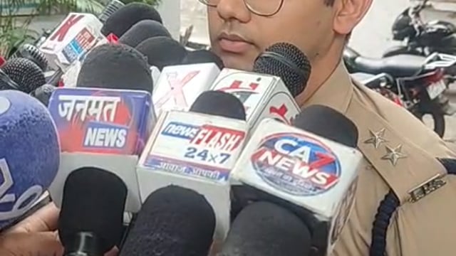 सीओ सिटी सिद्धार्थ के मिश्रा ने बताया,एक सब इंस्पेक्टर को एंटी करप्शन टीम द्वारा पकड़े जाने की सूचना, सिविल लाइन थाने में दरोगा के साथ मौजूद एंटी करप्शन टीम कार्रवाई में जुटी।*