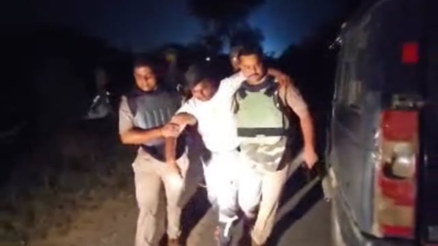 मांट में पुलिस-बदमाश के बीच हुई मुठभेड़, लूट के दो आरोपी गिरफ्तार; एक के पैर में लगी गोली, लूटी गई अर्टिगा कार बरामद
