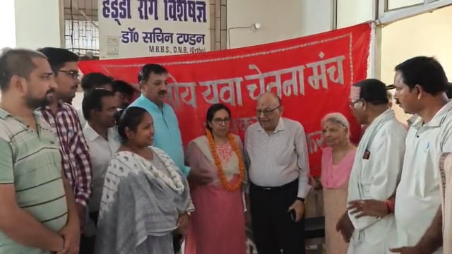 डॉक्टर्स डे पर पांच चिकित्सकों का सम्मान
शाहजहांपुर। राष्ट्रीय डॉक्टर्स डे पर भारतीय युवा चेतना मंच ने जिले के पांच प्रमुख चिकित्सकों को उनके चिकित्सालय पहुंचकर माल्यार्पण, अंगवस्त्र व स्मृति चिन्ह देकर सम्मानित किया। संस्था के अध्यक्ष नरेंद्र कुमार त्यागी ने चिकित्सकों को समाज का जीवनदाता बताते हुए उनके योगदान की सराहना की। इस अवसर पर डॉ. सत्य प्रकाश मिश्रा, डॉ. हर्षित, डॉ. विजय पाठक, डॉ. यू.डी. कपूर और डॉ. कीर्ति टंडन को सम्मानित किया गया। कार्यक्रम में मंच के पदाधिकारी एवं सदस्य मौजूद रहे।