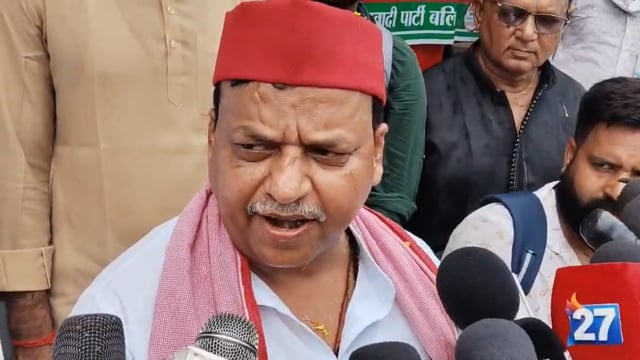 सहतवार कस्बे में सपा नेता नीरज सिंह ने पूर्व सीएम अखिलेश यादव के जन्म दिन पर 1100 पौधा किया वितरण