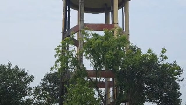 ग्राम पंचायत मरुआ पश्चिम की जर्जर पानी टंकी बनी खतरा, नलों से निकल रहे कीड़े, कचरा और चिड़ियों के पंख, बीमारियों का खतरा