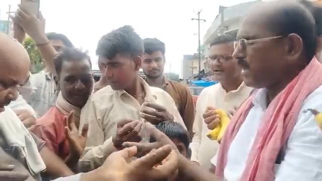अखिलेश यादव के जन्मदिन पर निगोही में फल वितरण, पूर्व विधायक रोशन लाल वर्मा ने किया सेवा कार्य

समाजवादी पार्टी के राष्ट्रीय अध्यक्ष एवं पूर्व मुख्यमंत्री Akhilesh Yadav के 53वें जन्मदिन पर निगोही में पूर्व विधायक Roshan Lal Verma ने भगत सिंह चौराहे पर फल वितरण कार्यक्रम आयोजित किया। इस दौरान राहगीरों, जरूरतमंदों और बच्चों को फल व बिस्किट वितरित किए गए। कार्यक्रम में सपा कार्यकर्ताओं ने जन्मदिन की शुभकामनाएं दीं और अखिलेश यादव के स्वस्थ एवं दीर्घायु जीवन की कामना की।
