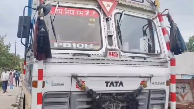 मथुरा के छाता में आधी रात प्रशासनिक कार्रवाई चावल भारी दो ट्रक पकड़ी लगभग 500 कुंतल चावल