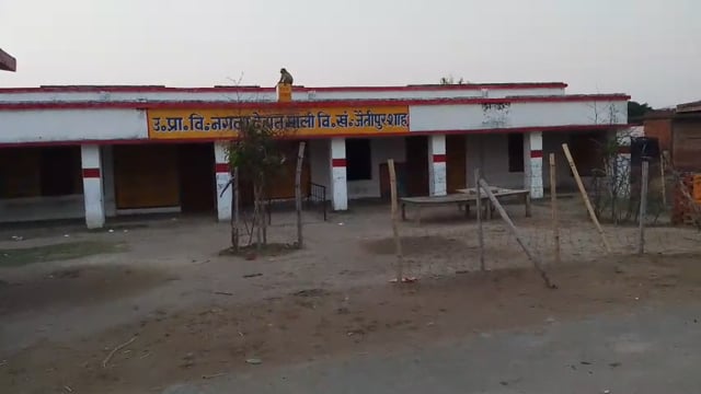 शाहजहांपुर: स्कूल में गंदगी के बीच पढ़ने को मजबूर बच्चे, सफाई व्यवस्था पर सवाल