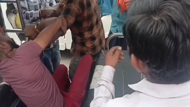 सवारी बैठाने को लेकर ई-रिक्शा चालकों में जमकर चले लात घूसे वीडियो वायरल 