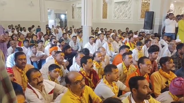 मुस्लिम समाज के संकल्प से लाखों गाय बचीं, सरकार ने नहीं की सराहना: शंकराचार्य अविमुक्तेश्वरानंद

पूरनपुर। नगर के एक होटल में शंकराचार्य अविमुक्तेश्वरानंद सरस्वती ने पत्रकारों से बातचीत में गाय को राष्ट्रीय माता घोषित करने की मांग दोहराई और सरकार पर निशाना साधा। उन्होंने कहा कि जिस सरकार ने गाय के नाम पर वोट लेकर सत्ता हासिल की, वही आज इस मुद्दे पर राजनीति कर रही है। उनका आरोप था कि गाय को राष्ट्रीय माता घोषित करने की मांग लंबे समय तक मुस्लिम विरोध के नाम पर टाली गई।शंकराचार्य ने कहा कि 78 वर्ष बाद मुस्लिम समाज के लोगों ने भी गाय को राष्ट्रीय माता घोषित करने की मांग का समर्थन किया तथा गाय न खरीदने और न काटने का संकल्प लिया। उन्होंने दावा किया कि इस संकल्प का पालन भी किया गया, जिससे ईद के अवसर पर लाखों गाय कटने से बच गईं। उन्होंने कहा कि इसके बावजूद सरकार ने इस पहल की कोई सराहना नहीं की।
उन्होंने कहा कि जब वेद-पुराणों में गाय को माता का दर्जा दिया गया है, तो केंद्र और राज्य सरकार को इसे राष्ट्रीय माता घोषित करने में क्या आपत्ति है। उन्होंने कहा कि अब सभी समाज के लोग इस मुद्दे पर साथ आ रहे हैं और वे अपने मतदान का उपयोग उसी दल के समर्थन में करेंगे जो गाय को राष्ट्रीय माता घोषित करेगा। साथ ही उन्होंने सवाल उठाया कि जब संत लोभ-मोह त्यागकर भगवान की आराधना के लिए जीवन समर्पित करता है, तो उसे मुख्यमंत्री की कुर्सी पर बैठने की आवश्यकता क्यों पड़ती है।