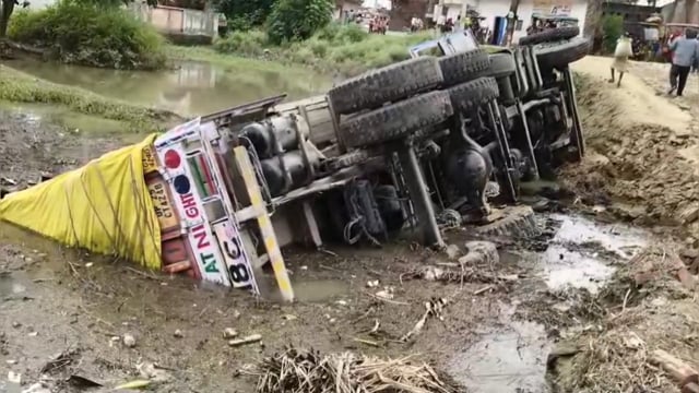 प्रताप डांड़ी के पास सीमेंट से भरा ट्रक पानी से भरी खाई में पलटा, चालक सुरक्षित