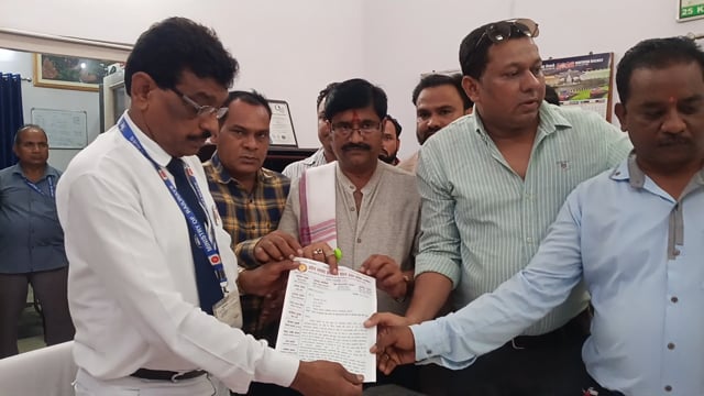 शाहजहांपुर रेलवे स्टेशन स्टेशन अध्यक्ष को व्यापार मंडल के पदाधिकारी ने दिया ज्ञापन