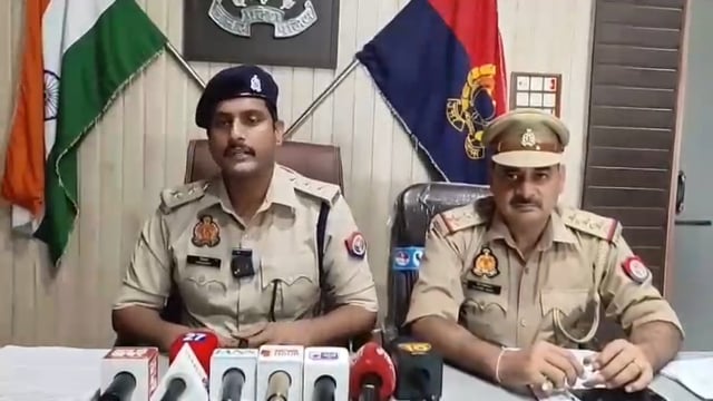 गाजियाबाद*थाना लोनी पुलिस टीम द्वारा चोरी की घटना कारित करने वाले 02 अभियुक्त गिरफ्तार, कब्जे से चोरी का माल 01 सफेद धातु का बिस्किट, 01 पीली धातु का ठोस टुकडा व चोरी की 01 स्कूटी  बरामद ।*