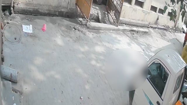 वृन्दावन में बंदरों के आतंक से 15 फीट की ऊंचाई से गिरी किशोरी, दर्दनाक मौत, रौंगटे खड़े करने वाला सीसीटीवी हुआ वायरल ।